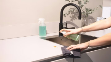 Évier moderne noir : nettoyage de cuisine Élégant