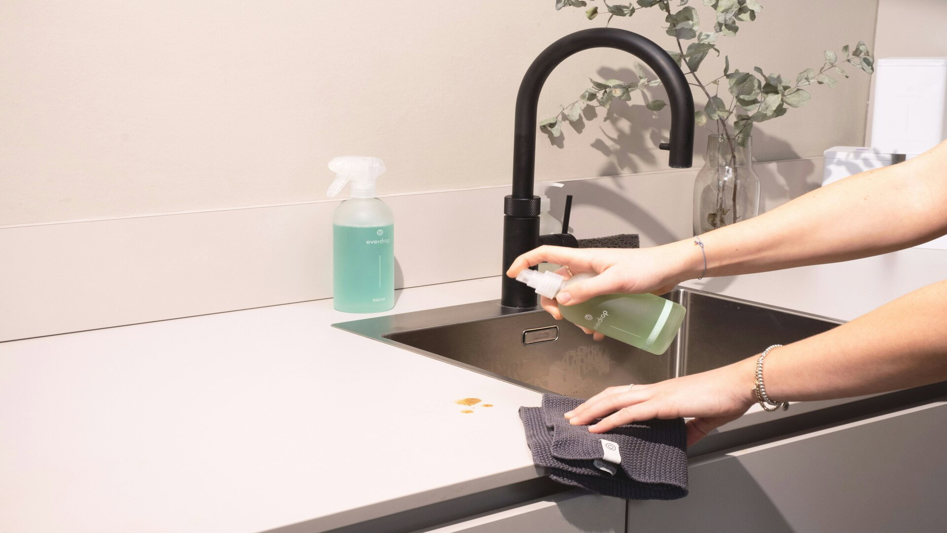 Évier moderne noir : nettoyage de cuisine Élégant