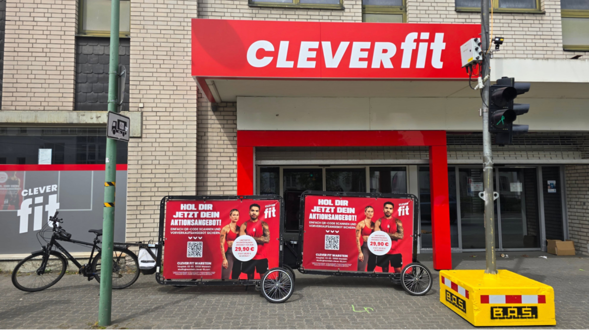 clever fit gym: fassade mit werbetafeln