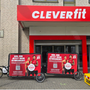 clever fit gym: fassade mit werbetafeln