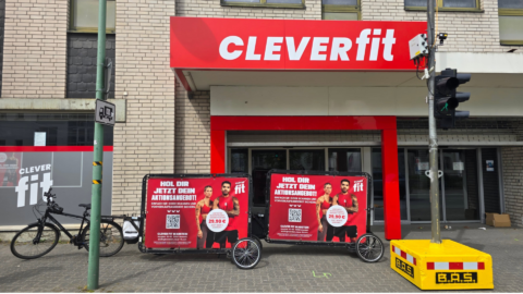 clever fit gym: fassade mit werbetafeln
