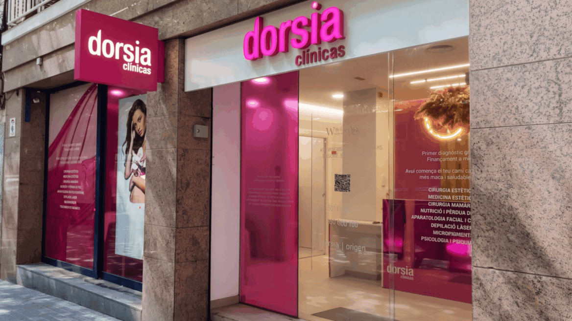 fachada moderna de clínica dorsia en rosa