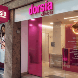 fachada moderna de clínica dorsia en rosa