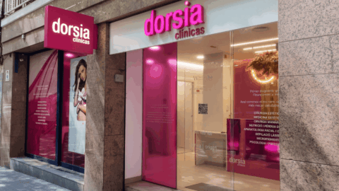fachada moderna de clínica dorsia en rosa