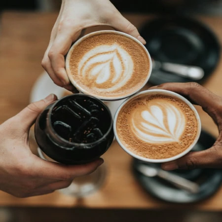toast café : lattés et verre glacé en trio