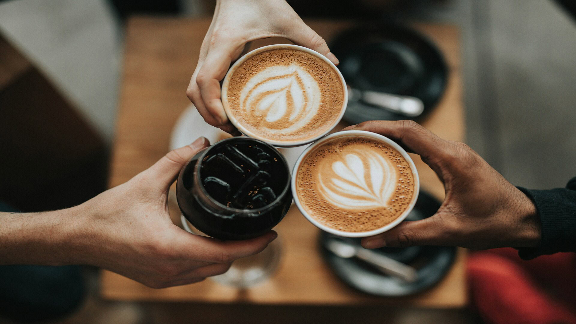 toast café : lattés et verre glacé en trio