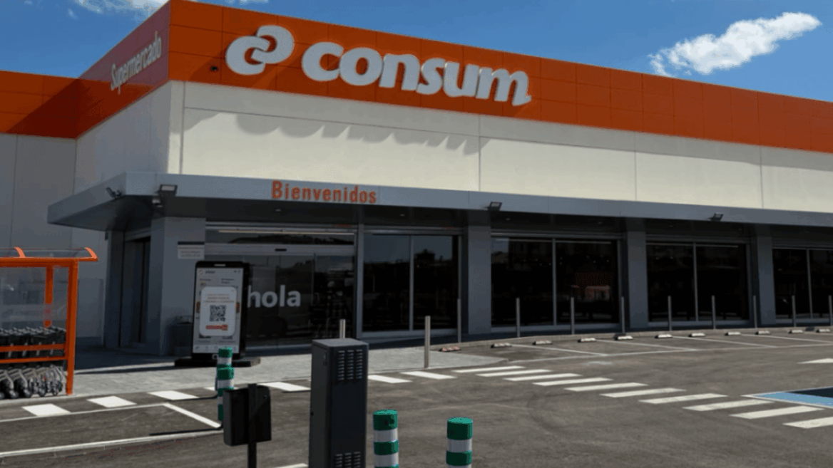 supermercado consum: fachada naranja y aparcamiento