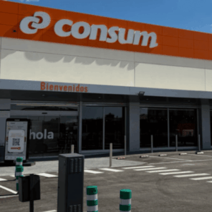 supermercado consum: fachada naranja y aparcamiento