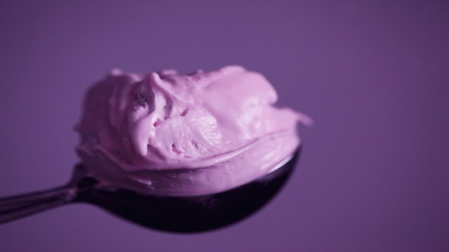 cuillère à dessert à la crème lilas