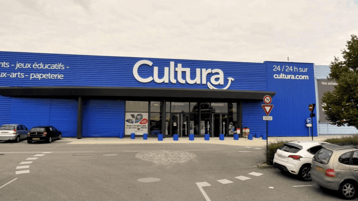 façade bleue du magasin cultura et parking
