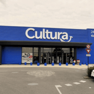 façade bleue du magasin cultura et parking