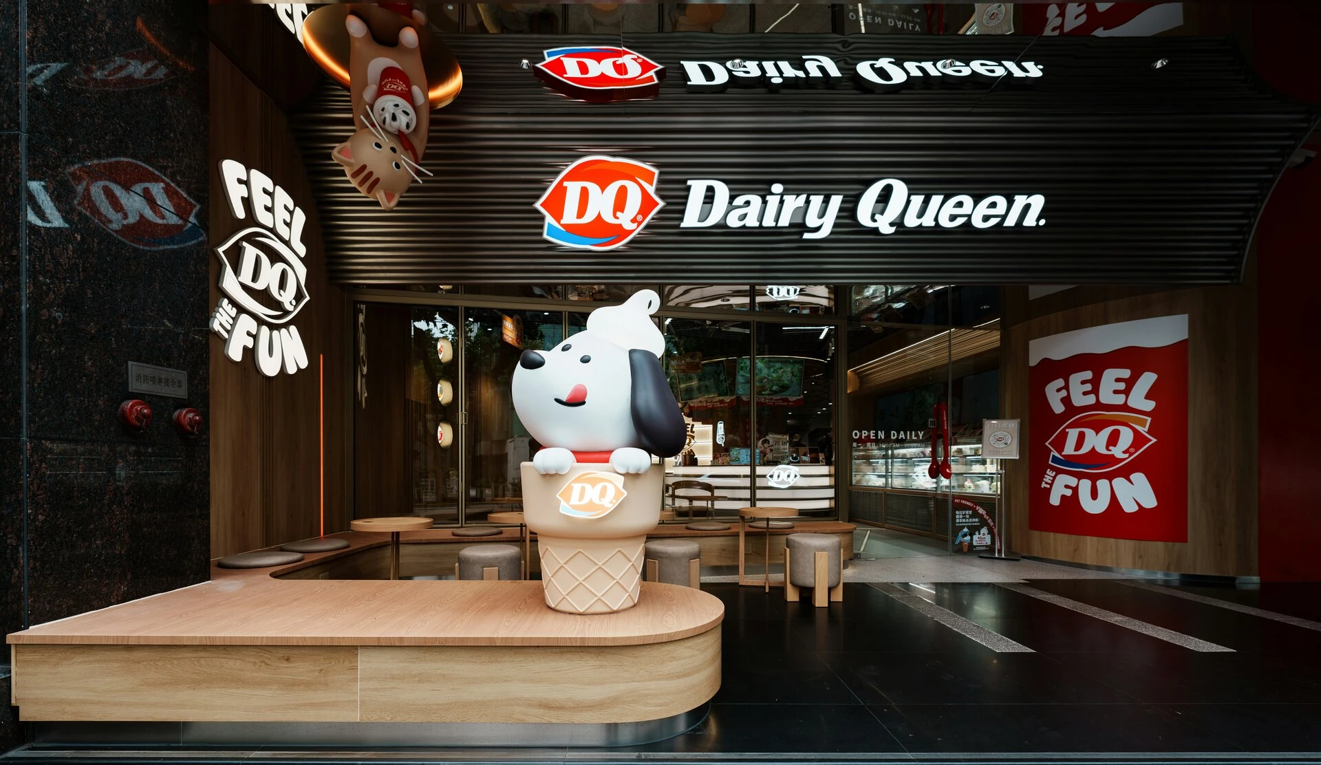 ingresso dairy queen con snoopy e logo luminoso