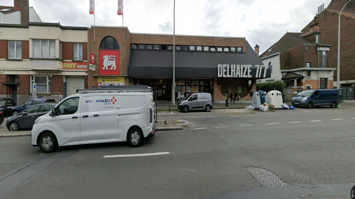 supermarché delhaize à ninove, rue et véhicules stationnés