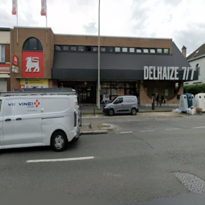 supermarché delhaize à ninove, rue et véhicules stationnés