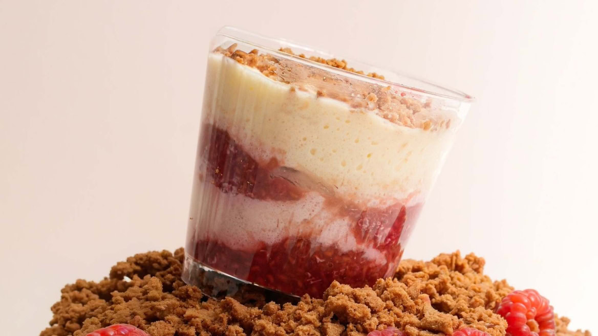 coupe framboise, crème et crumble croquant