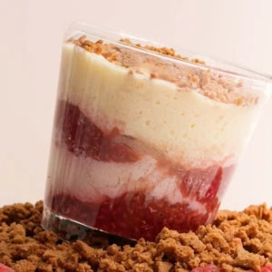 coupe framboise, crème et crumble croquant