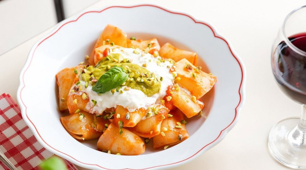 pasta cremosa con pesto, ricotta e pistacchi