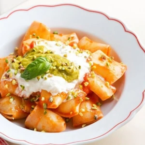 pasta cremosa con pesto, ricotta e pistacchi