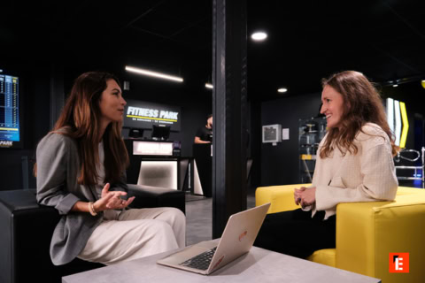 discussion entre deux femmes dans un lounge moderne