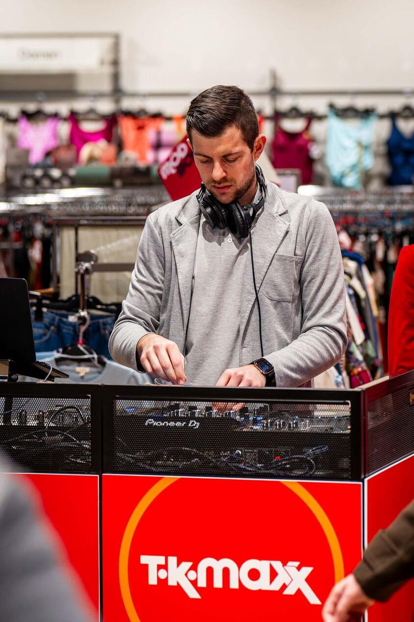 cliente en tk maxx ajustando equipo de sonido