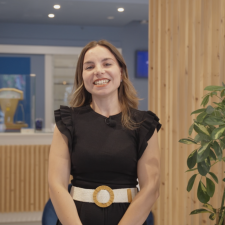 donna sorridente presenta investimento in oro fisico