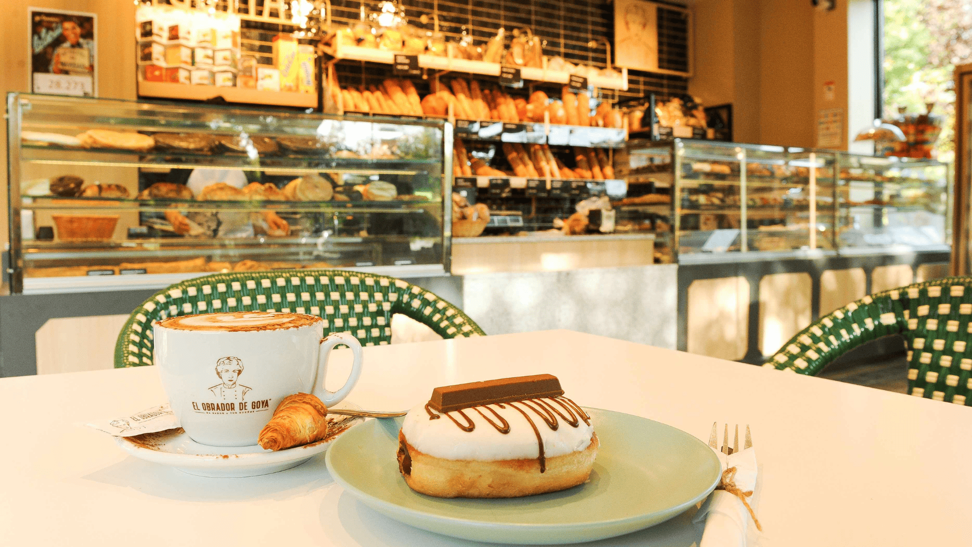 donut, croissant y café en el obrador de goya