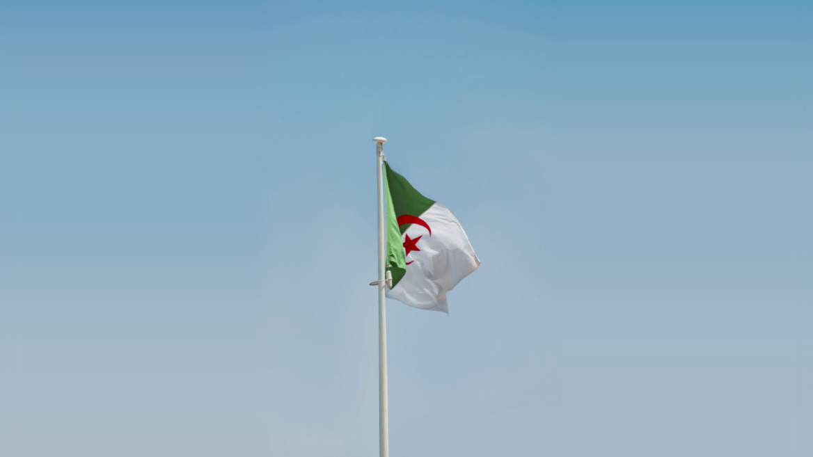drapeau algérien au vent sur fond de ciel bleu