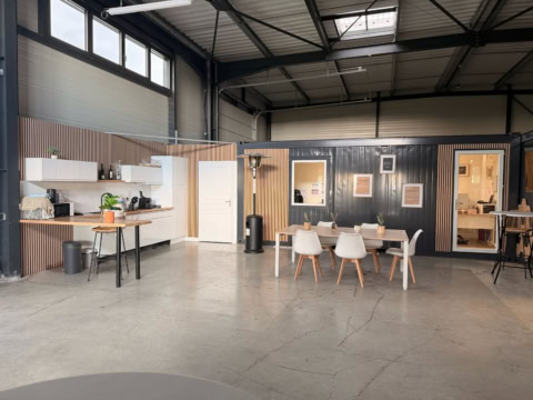 espace industriel moderne avec bureau et cuisine