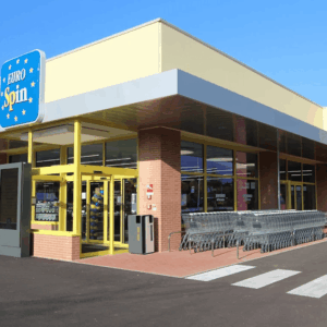 facciata eurospin moderna con parcheggio e carrelli