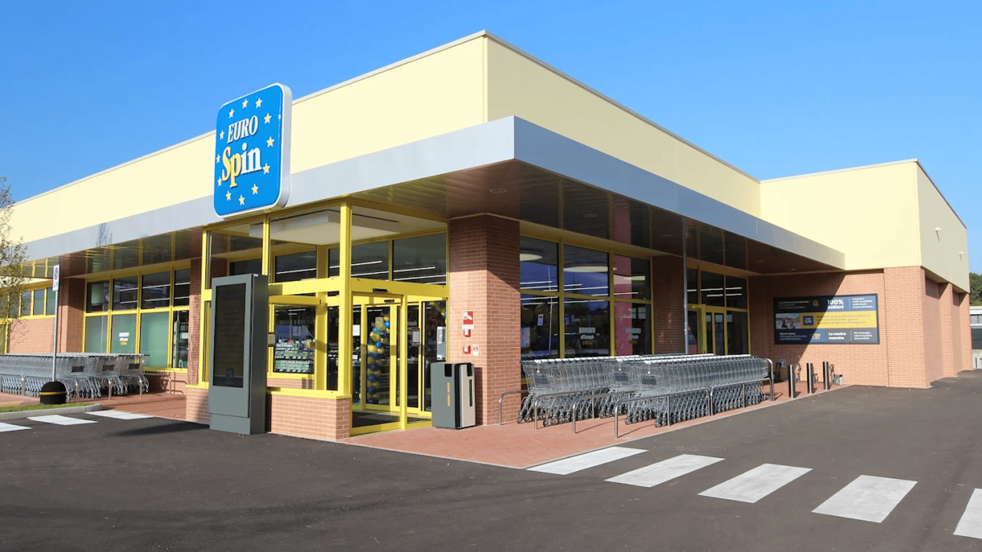 facciata eurospin moderna con parcheggio e carrelli