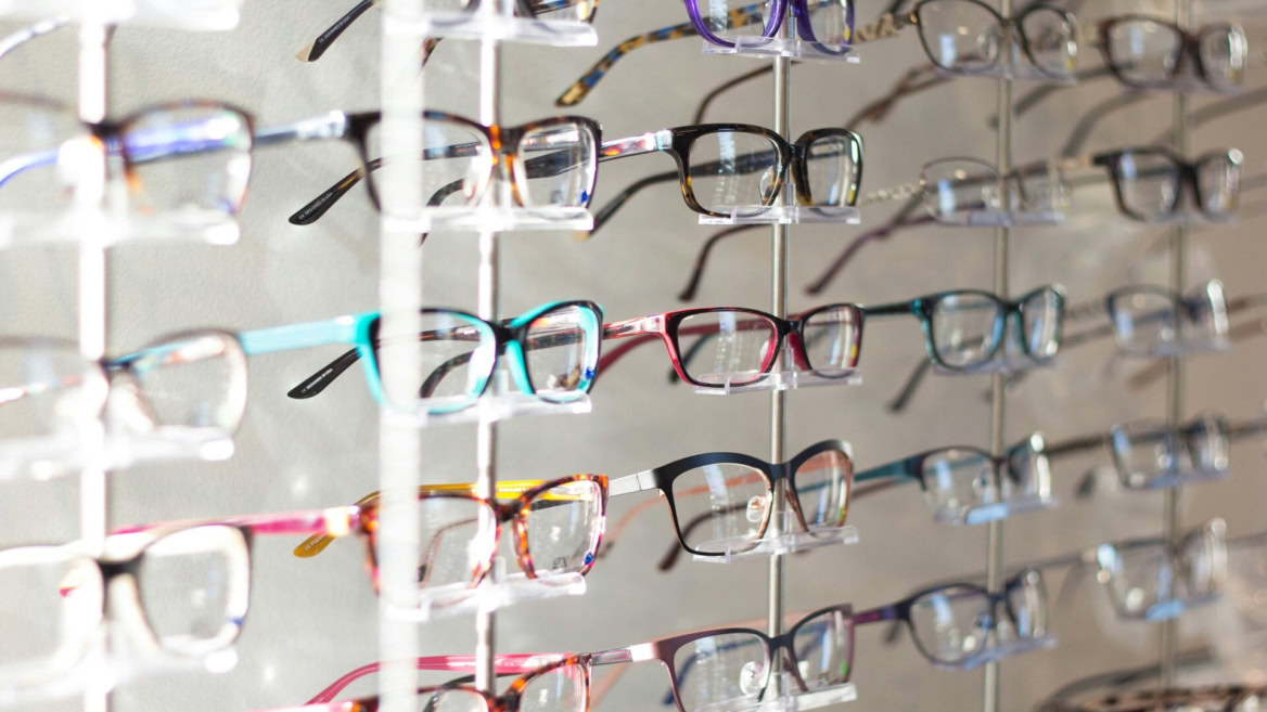 présentoir de lunettes colorées en boutique optique