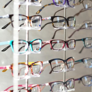 présentoir de lunettes colorées en boutique optique