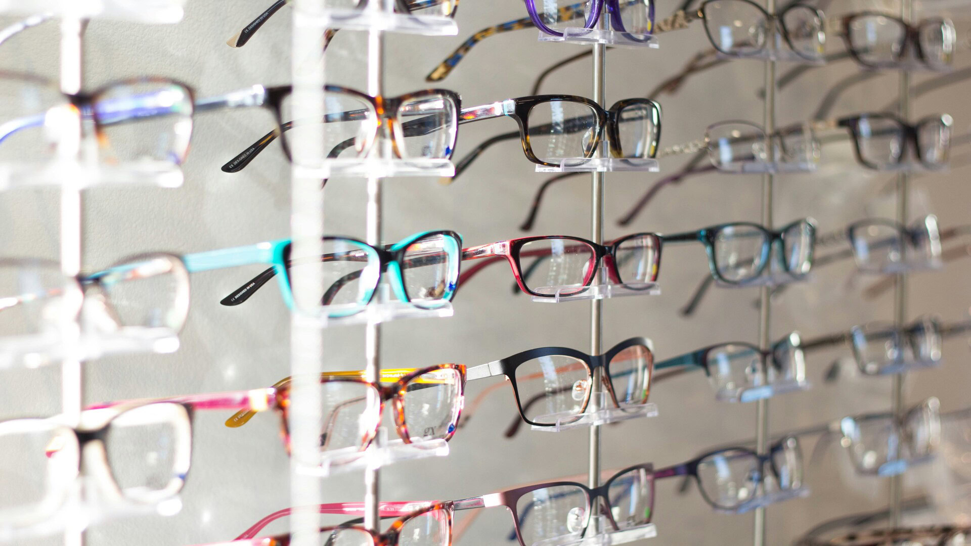 présentoir de lunettes colorées en boutique optique