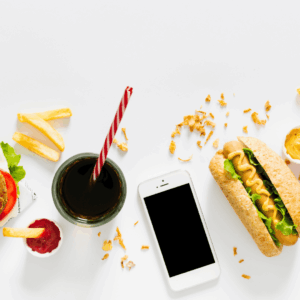 fast food y smartphone en vista cenital