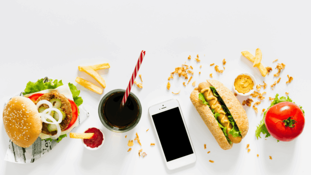 fast food y smartphone en vista cenital
