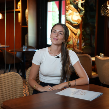 jeune femme en café chic, portrait Élégant