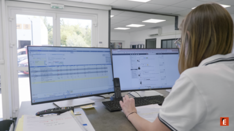 femme au bureau devant double Écran