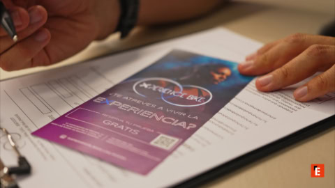 folleto promocional y firma de documentos gratis