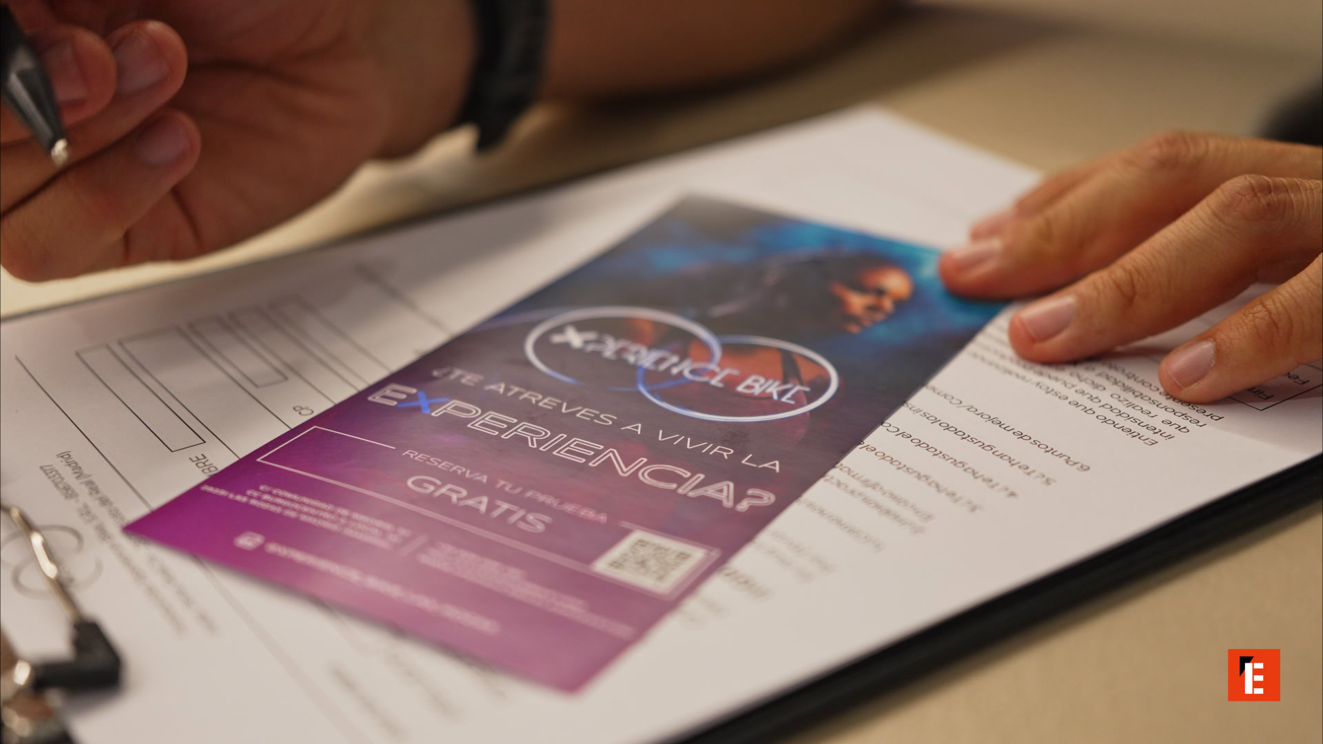 folleto promocional y firma de documentos gratis