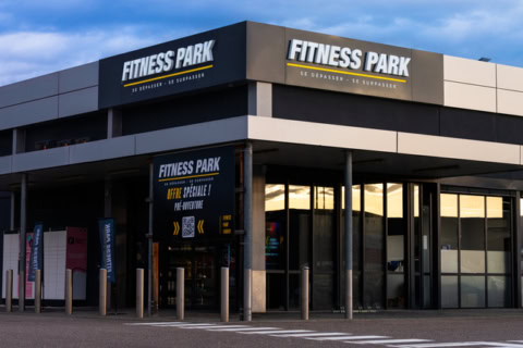fitness park : façade moderne du gymnase