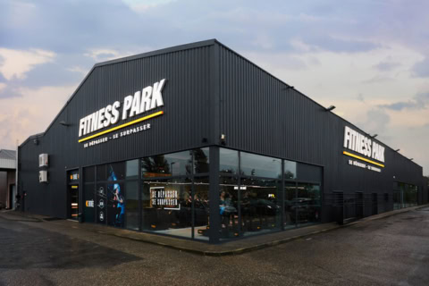 fitness park : façade moderne du gym