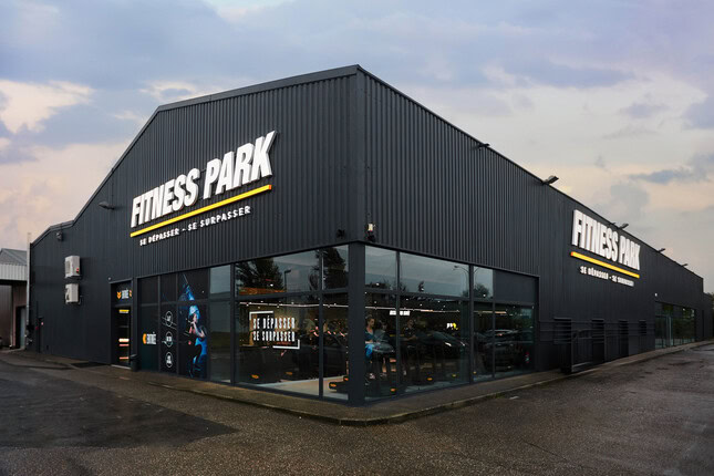 fitness park : façade moderne du gym