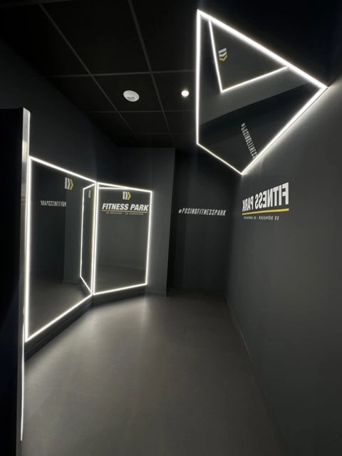 couloir futuriste fitness park noir et led