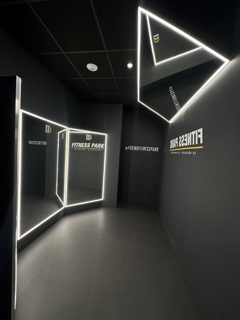 couloir futuriste fitness park noir et led