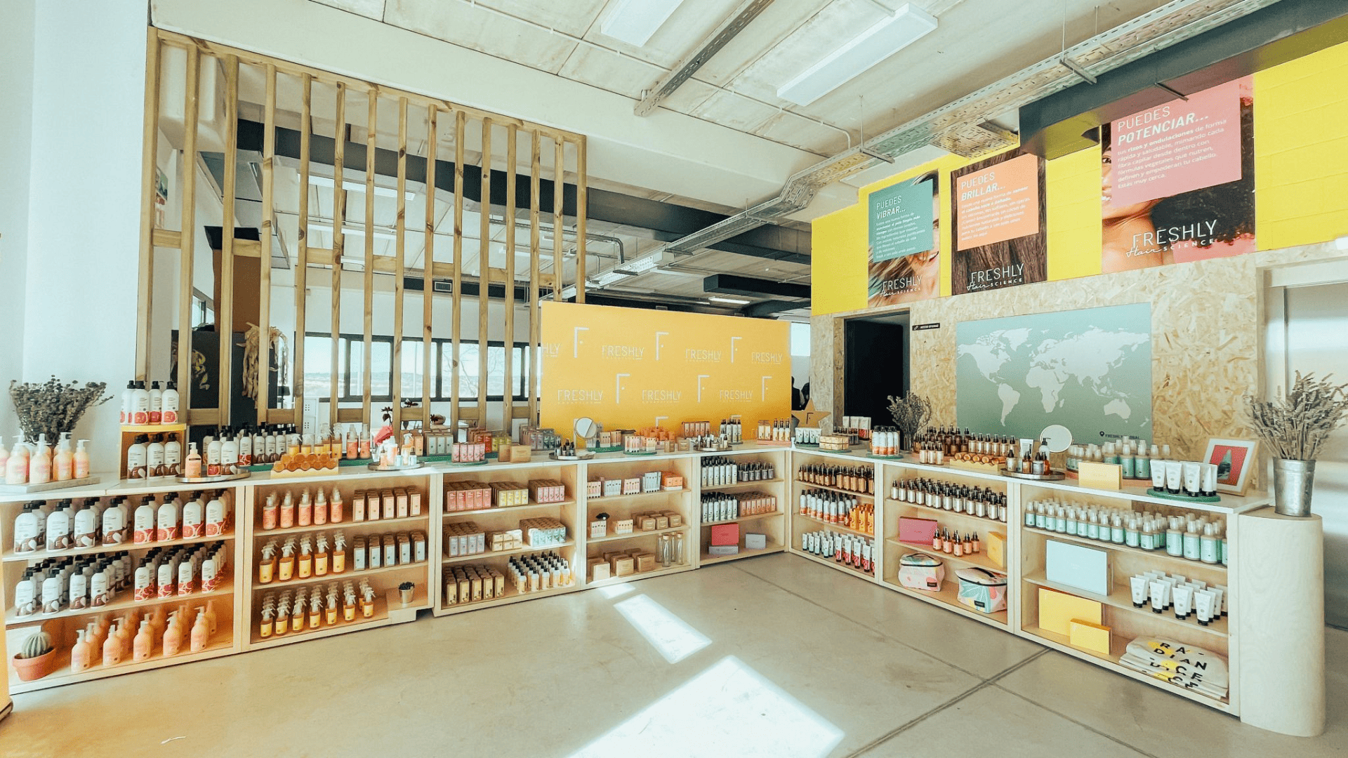 showroom de freshly cosmetics con expositores y carteles