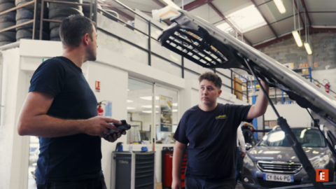garage auto : deux mécaniciens, capot ouvert