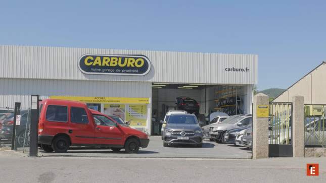 garage automobile carburo avec atelier et véhicules