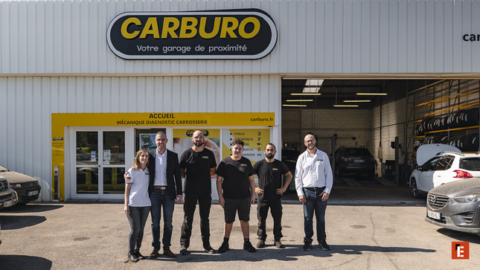 garage carburo : Équipe devant l’atelier