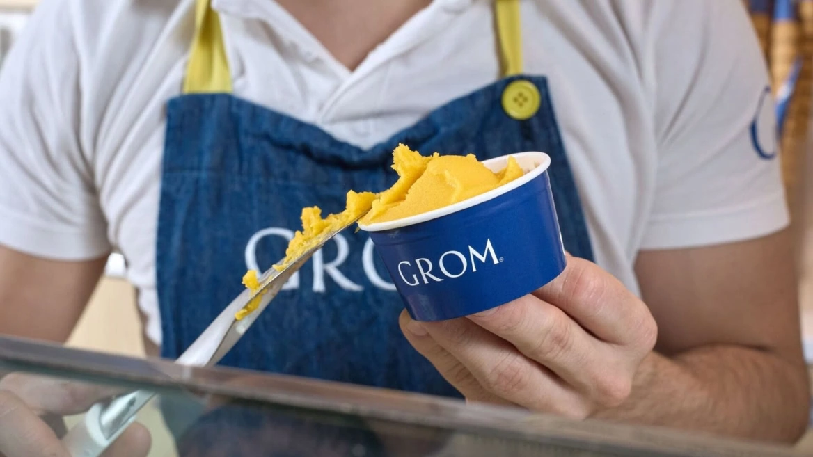 coppetta gelato grom artigianale giallo in primo piano