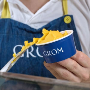 coppetta gelato grom artigianale giallo in primo piano